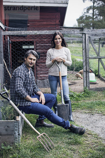 Porträt eines Paares auf einer Geflügelfarm