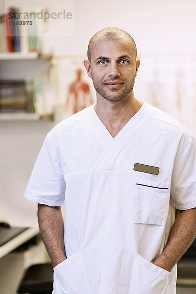 Portrait eines selbstbewussten orthopädischen Chirurgen mit den Händen in den Taschen in der Klinik