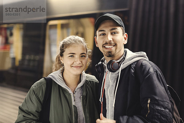 Porträt eines glücklichen jungen Paares an der U-Bahn-Station
