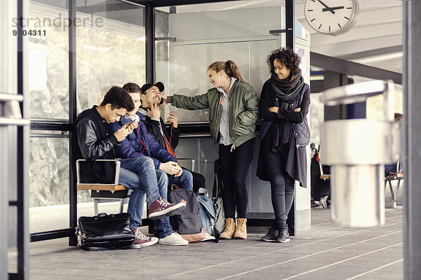 Gruppe von Universitätsstudenten wartet an der U-Bahn-Station