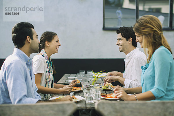 Glückliche Paare im Outdoor-Café beim Mittagessen