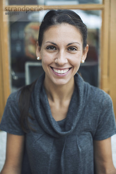 Porträt einer glücklichen Frau im Café