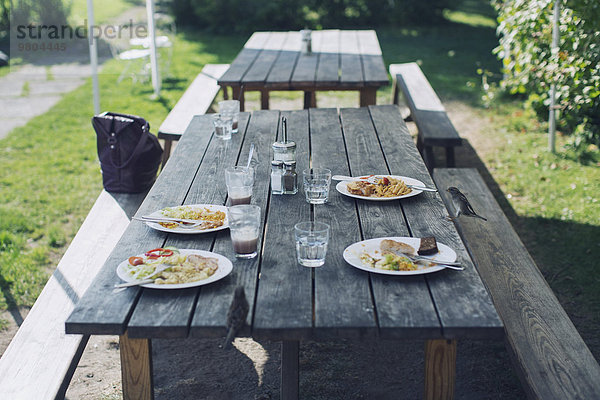 Essen auf dem Tisch im Außenrestaurant