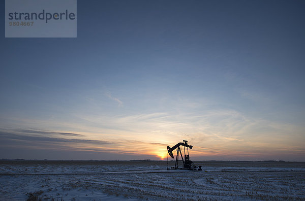 klar Sonnenuntergang Feld Bohrmaschine Bohrer flach Ölpumpe kanadisch Öl