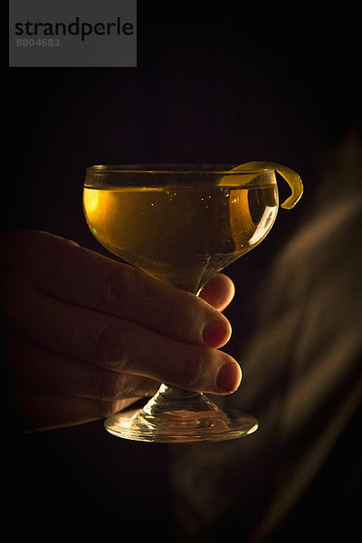 Frau Glas halten Cocktail