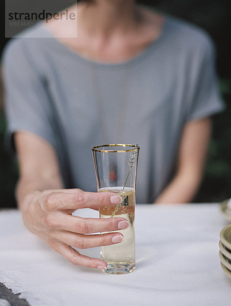 sitzend Frau Glas halten Tisch Champagner