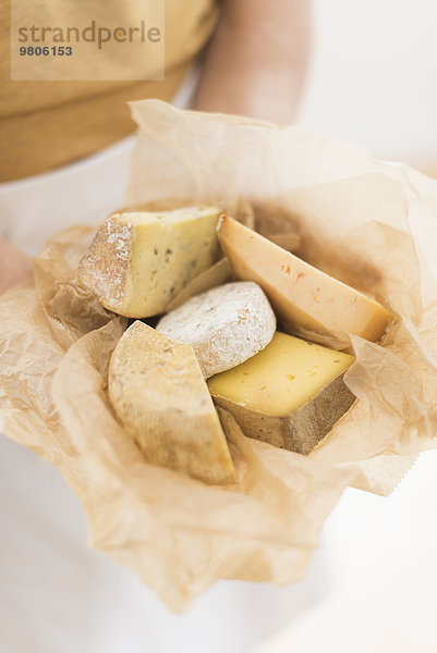 Mann Papier halten Scheibe Close-up Käse Blechkuchen
