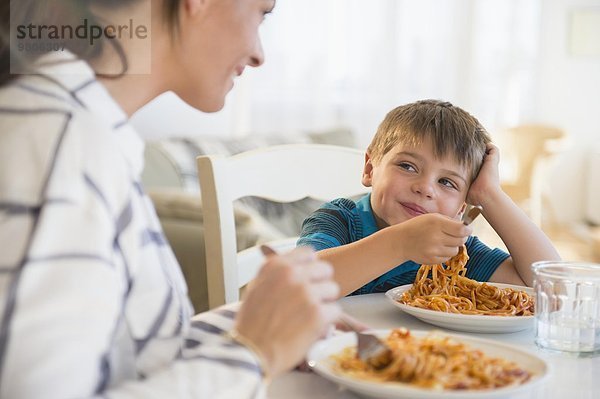 Sohn Spaghetti essen essend isst Mutter - Mensch