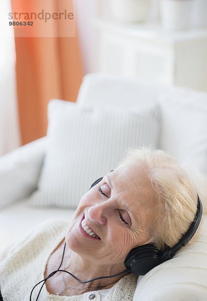 Senior Senioren Frau zuhören Musik Klassisches Konzert Klassik