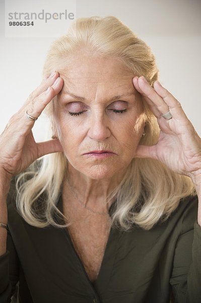 Senior Senioren Portrait Frau halten geschlossene Augen