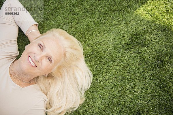 liegend liegen liegt liegendes liegender liegende daliegen Senior Senioren Frau Gras