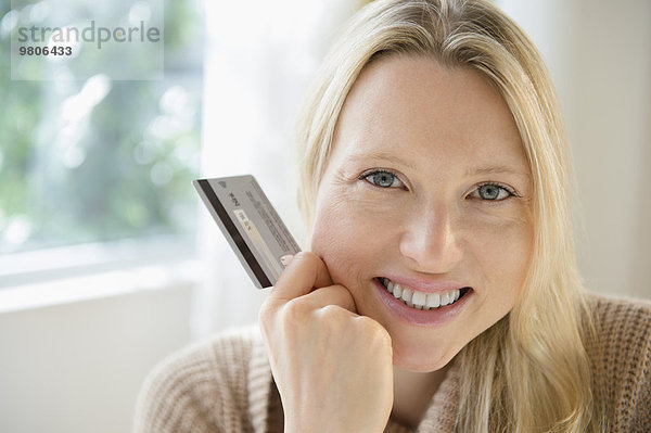 Portrait Frau halten Kredit Kreditkarte Karte