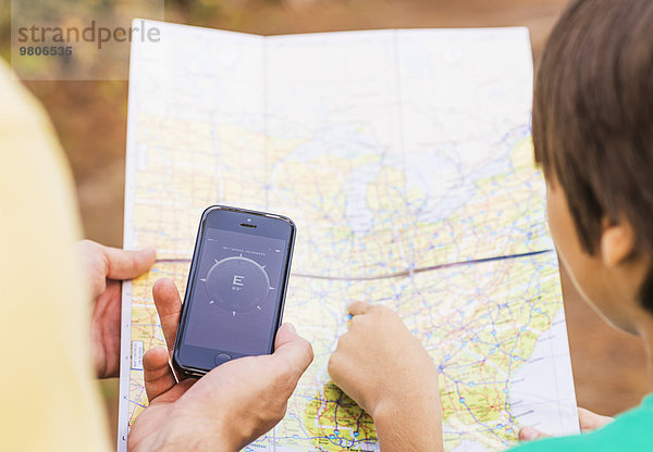 benutzen Menschlicher Vater Sohn Landkarte Karte app Smartphone