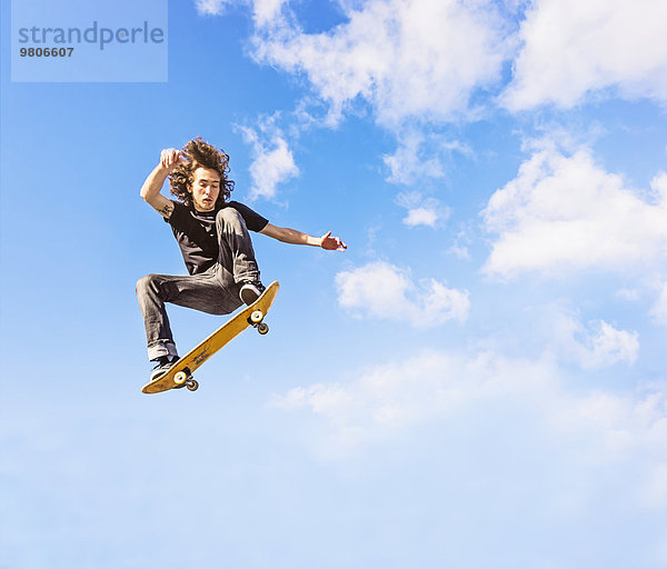 Mann Wolke Himmel Skateboard springen