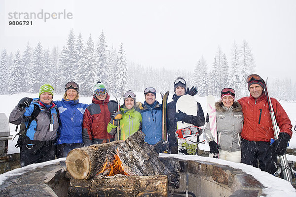 Portrait Winter Freundschaft Freudenfeuer