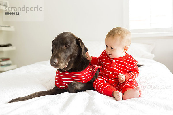 Junge - Person Schlafanzug Hund streicheln rot