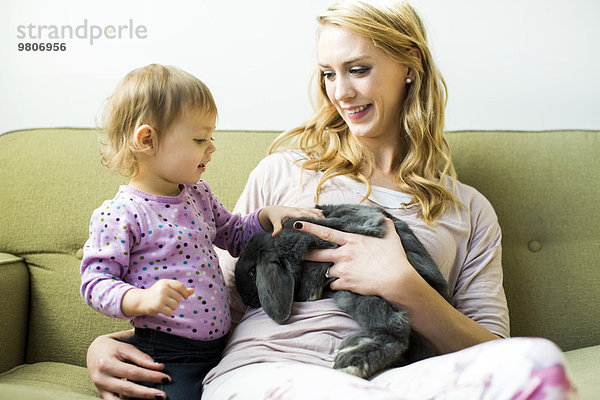 sitzend Couch streicheln Kaninchen Tochter Mutter - Mensch