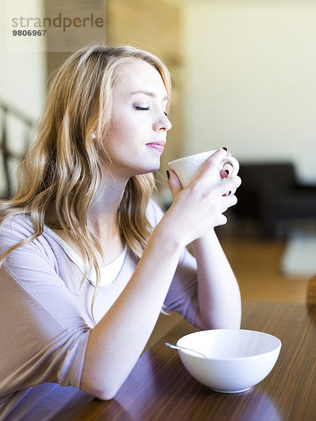 junge Frau junge Frauen trinken Kaffee Tisch