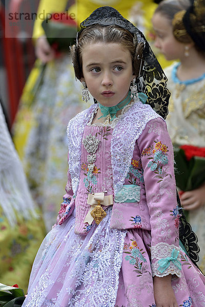 Fallas-Fest  Mädchen in Tracht bei Blumengabe  traditioneller Umzug an der Plaza de la Virgen de los Desamparados  Valencia  Spanien  Europa