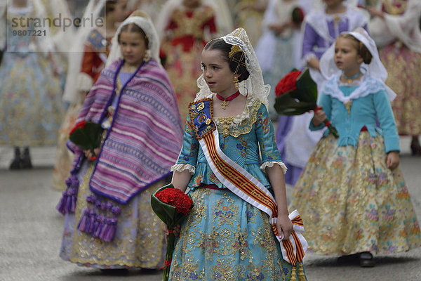 Fallas-Fest  Mädchen in Tracht bei Blumengabe  traditioneller Umzug an der Plaza de la Virgen de los Desamparados  Valencia  Spanien  Europa