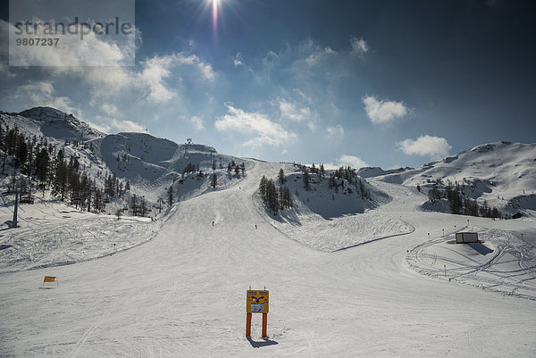 Skipiste mit Wegweiser und vereinzelte Skifahrer am Gamskogel  Skigebiet  Zauchenseee  Flachauwinkel  Pongau  Salzburger Land  Österreich  Europa