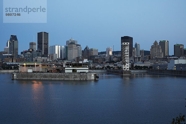 Blick auf die Stadt  alter Hafen  Montréal  Québec  Kanada  Nordamerika