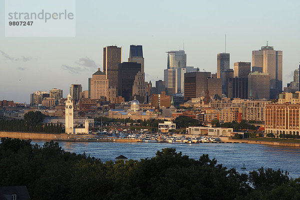 Blick auf die Stadt von der Jacques Cartier Bridge  Montréal  Québec  Kanada  Nordamerika