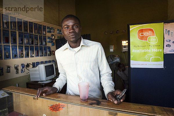 Einheimischer Verkäufer in einem kleinen Geschäft  Township Katutura  Windhoek  Namibia  Afrika