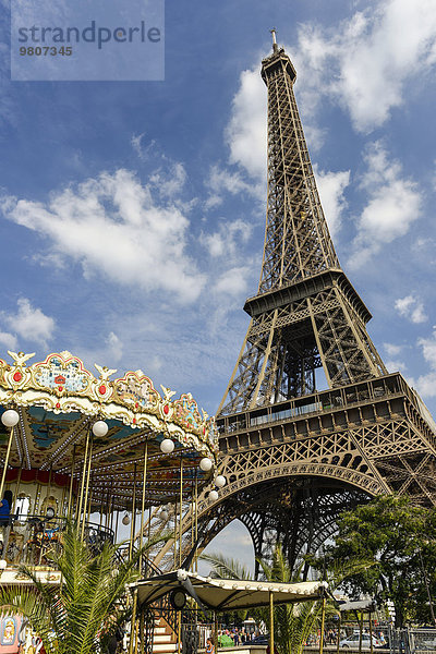 Kinderkarussell und Eiffelturm  Tour Eiffel  Paris  Frankreich  Europa