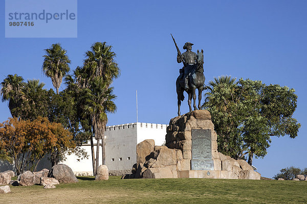 Reiterdenkmal  hinten die Festung Alte Feste  Windhoek  Namibia  Afrika