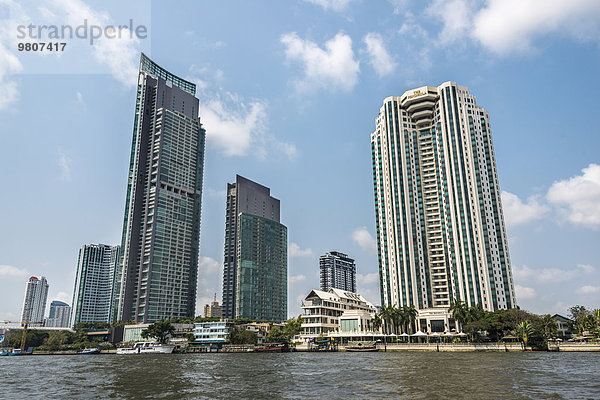 Hotel The Peninsula mit Skyline  vom Fluss Chao Phraya aus  Bangkok  Thailand  Asien