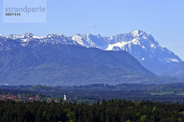 Ausblick von Peretshofener Höhe über Königsdorf und Alpenvorland auf Zugspitze  Oberbayern  Bayern  Deutschland  Europa