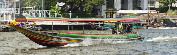 Buntes Longtailboot auf dem Chao Phraya  Bangkok  Thailand  Asien