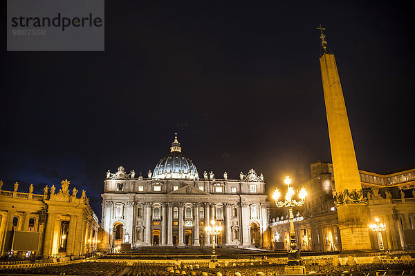 Petersplatz mit Petersdom und Obelisk  bei Nacht  Vatikan  Rom  Italien  Europa