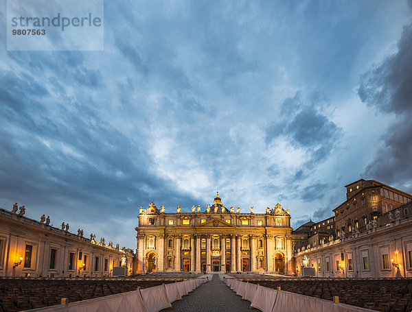 Petersplatz mit Petersdom und Stühlen für Papstaudienz  Wolken  Abenddämmerung  Vatikan  Rom  Italien  Europa