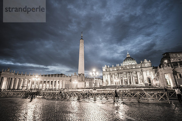 Petersplatz mit Petersdom und Obelisk  Wolken  Abenddämmerung  Vatikan  Rom  Italien  Europa