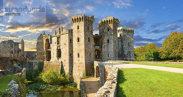 Raglan Castle  Castell Rhaglan  spätmittelalterliche Burg aus der Mitte des 15. Jahrhunderts  beim Dorf Raglan  Monmouthshire  Wales  Großbritannien  Europa