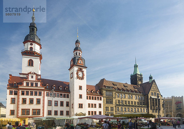 Altes und Neues Rathaus  Rathausturm  Markt mit Marktständen  Chemnitz  Sachsen  Deutschland  Europa