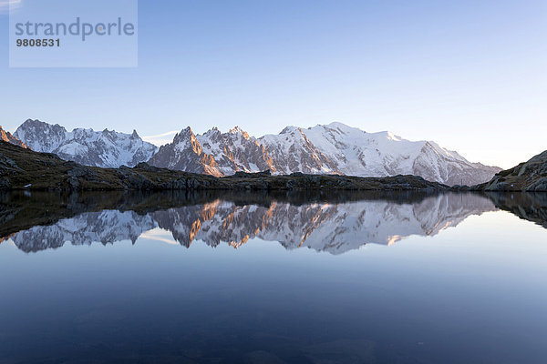 Abendsonne bei Lac de Chésserys mit Ausblick auf Bergwelt von Chamonix mit Mont Blanc  Alpen  Frankreich  Europa