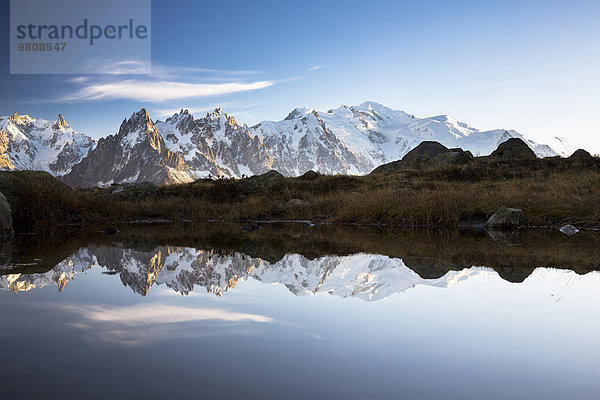 Abendsonne bei Lac de Chésserys mit Ausblick auf Bergwelt von Chamonix mit Mont Blanc  Alpen  Frankreich  Europa