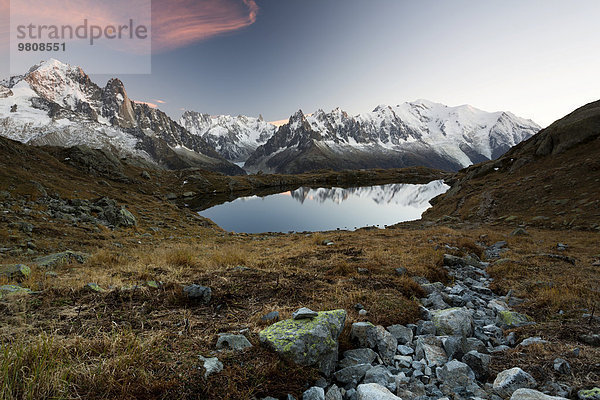 Abendsonne bei den Lac de Chésserys mit Ausblick auf Bergwelt von Chamonix und Mont Blanc  Alpen  Frankreich  Europa
