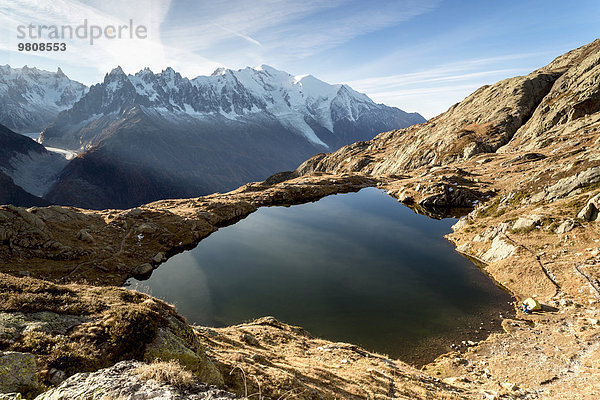 Morgenstimmung am Lac de Chéssery mit Ausblick auf Mont Blanc Massiv in Chamonix  Frankreich  Europa