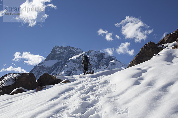 Männlicher Bergsteiger Kletterberg  Santiago  Chile
