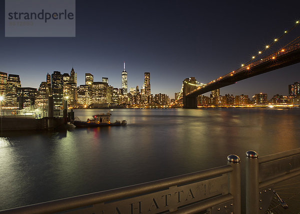 Nachtansicht der Brooklyn Bridge  New York  USA