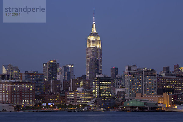 Nachtansicht des Empire State Building von der Hoboken Waterfront  New York  USA