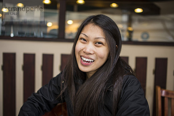 Porträt einer lächelnden jungen Frau im Cafe  Seattle  Washington State  USA