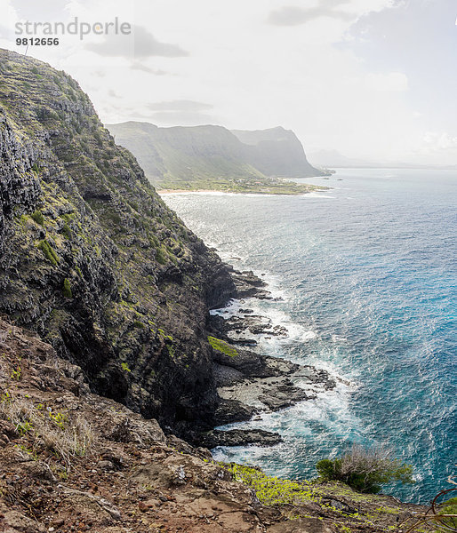 Blick auf Klippen und Meer  Makapuuu  Oahu  Hawaii  USA