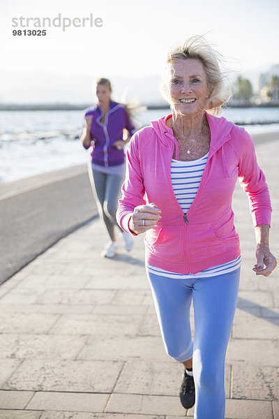 Frauen beim Joggen am Strand