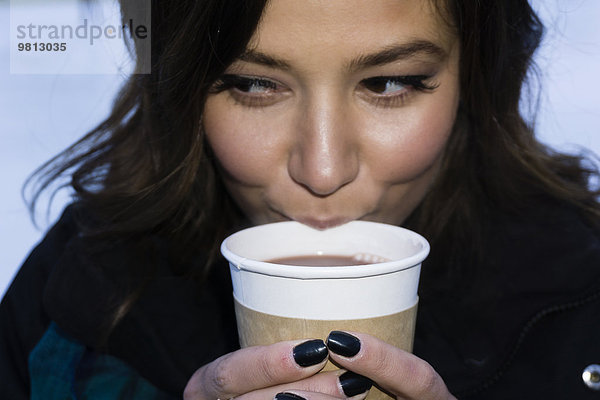 Junge Frau trinkt Kaffee  Porträt