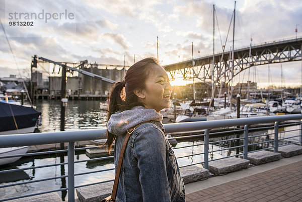 Junge Frau  die entlang der Marina  Yaletown Ferrydock  Vancouver  Kanada läuft